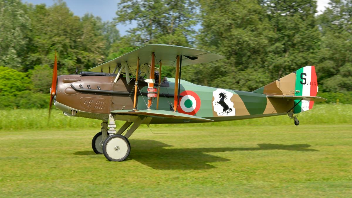 Museo Aeronautico Volante con aerei da combattimento del Maggiore Baracca, targato Ferrari