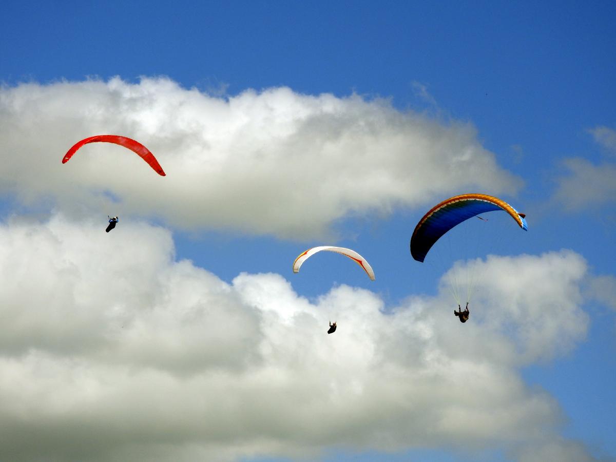 Volare in parapendio - La tua vacanza sulle Colline del Prosecco Superiore dall'alto, prova l'esperienza del parapendio in Veneto sui vignetti e sui borghi più belli d'Italia