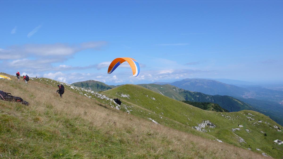 La tua vacanza sulle Colline del Prosecco Superiore dall'alto, prova l'esperienza del parapendio in Veneto sui vignetti e sui borghi più belli d'Italia