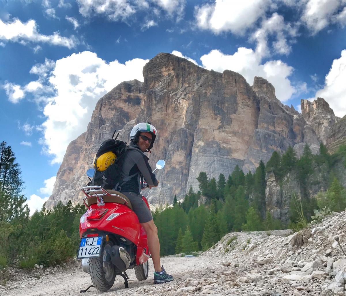 Le Dolomiti bellunesi in sella alla vespa per scoprire le Dolomiti bellunesi in moto durante la tua vacanza attiva in Veneto sulle Colline del Prosecco