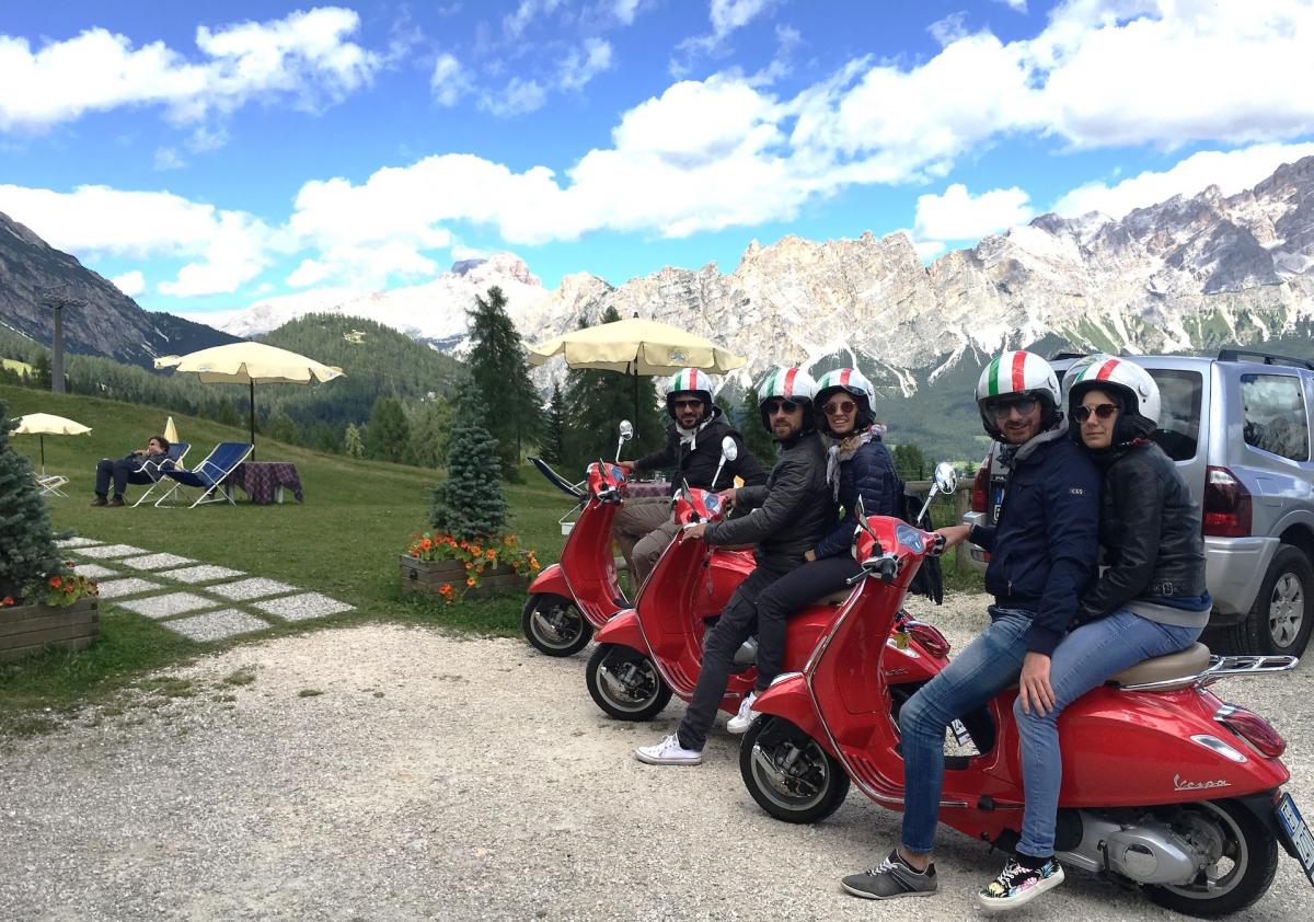 Le Dolomiti bellunesi in sella alla vespa per scoprire le Dolomiti bellunesi in moto durante la tua vacanza attiva in Veneto sulle Colline del Prosecco