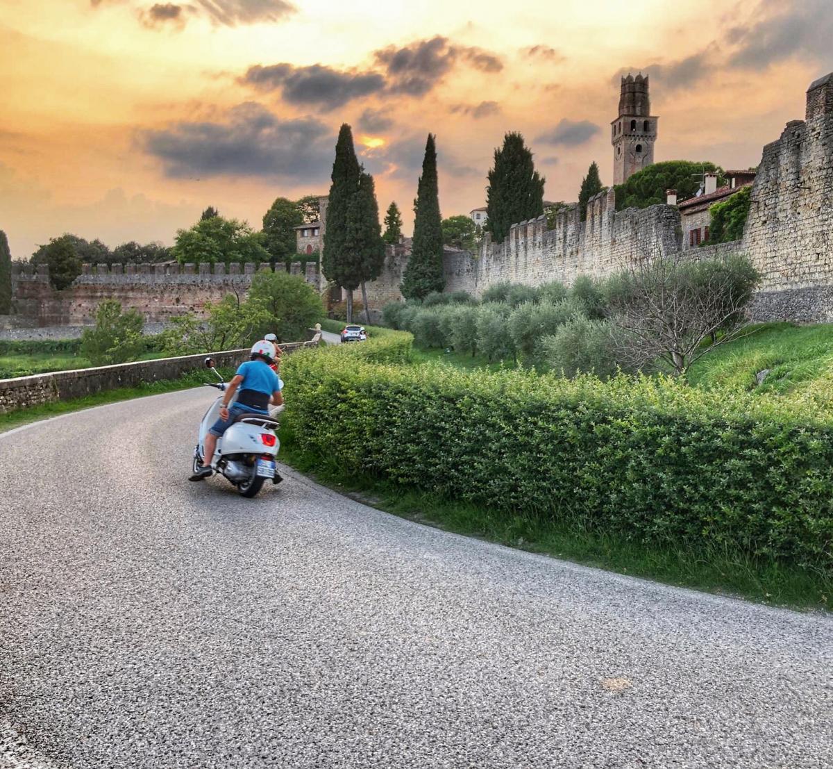 castelli in vespa sulle colline del prosecco