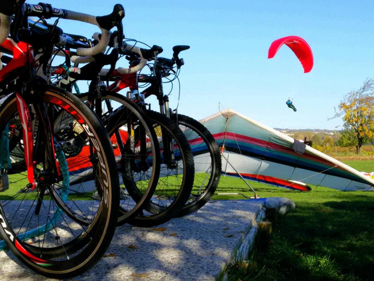 Bici con parapendio e delta