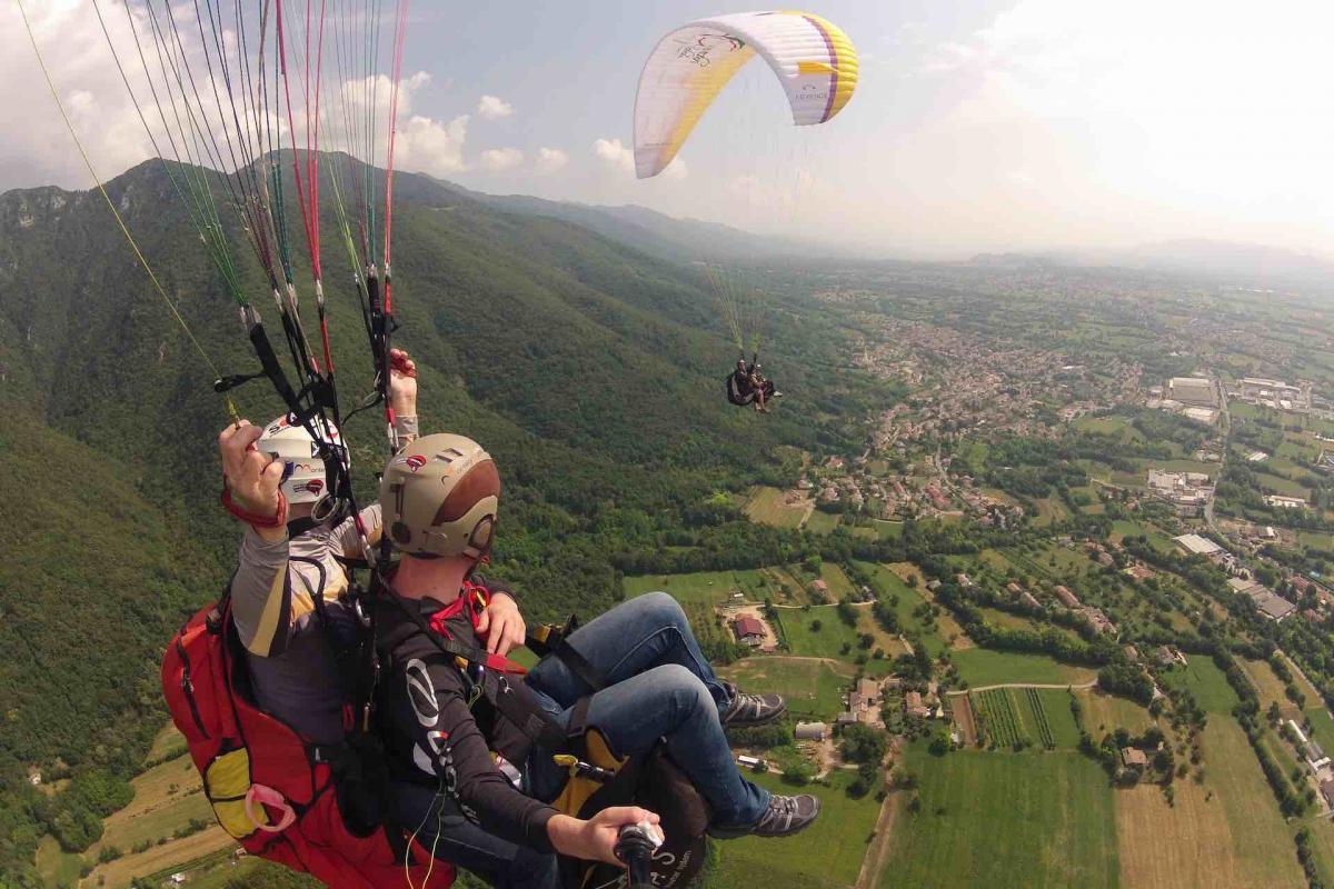 La tua vacanza sulle Colline del Prosecco Superiore dall'alto, prova l'esperienza del parapendio in Veneto sui vignetti e sui borghi più belli d'Italia