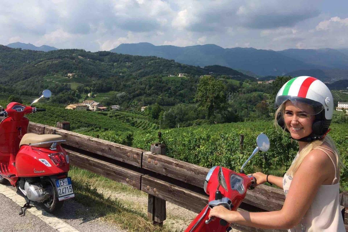 Vacanza in vespa in Veneto, percorre in vespa le Colline del Prosecco Superiore, la più antica Strada del Vino d’Italia e di suoi borghi
