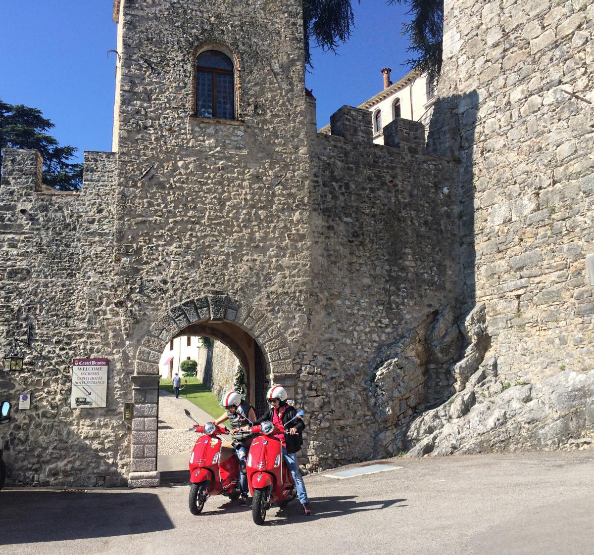 castelli in vespa - visitproseccohills giro in vespa sulle colline del prosecco superiore - vesparent dolomiti