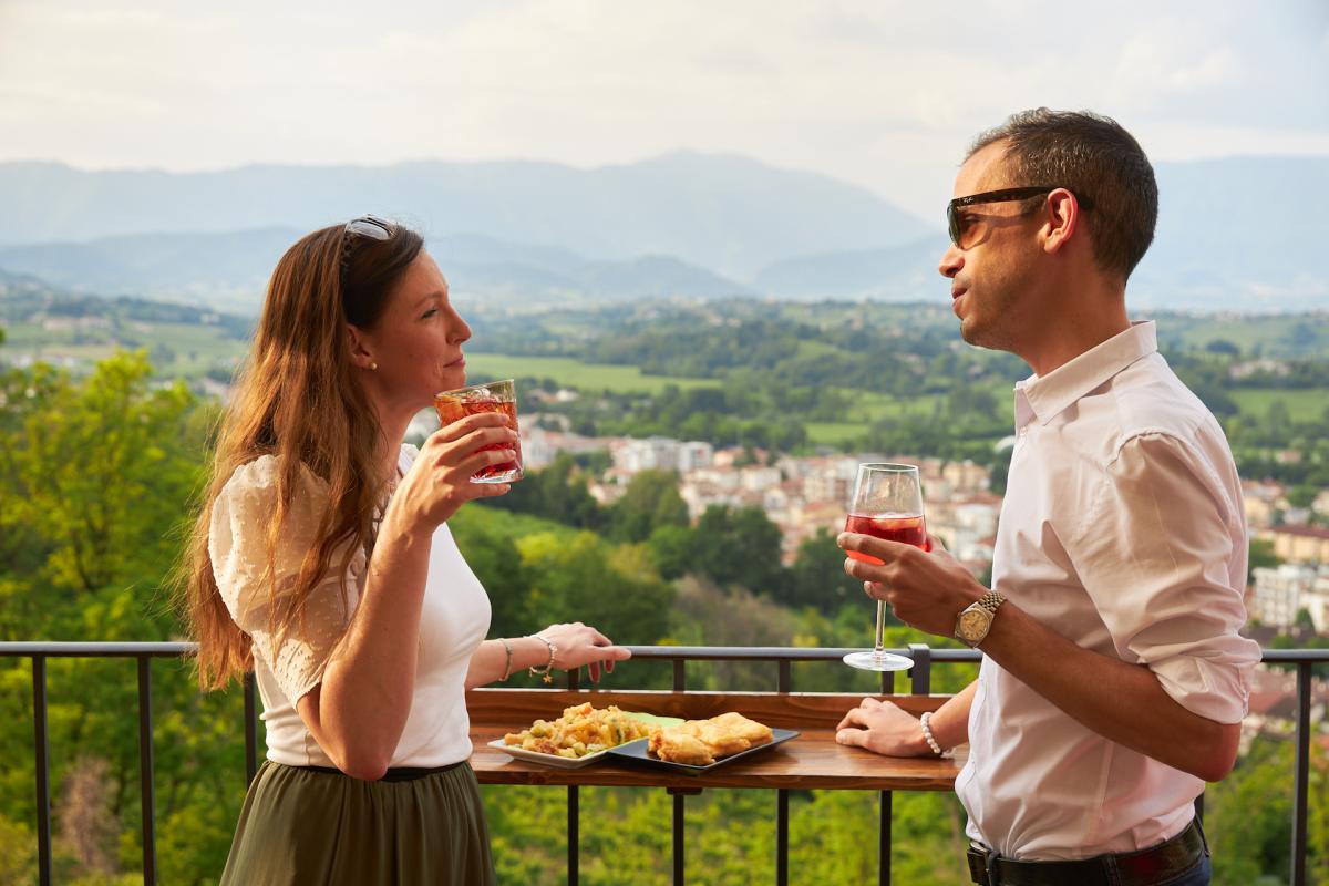 L’aperitivo italiano e panoramico sulle terrazze del Prosecco sul Castello di Conigliano durante la tua vacanza enogastronomica in Veneto
