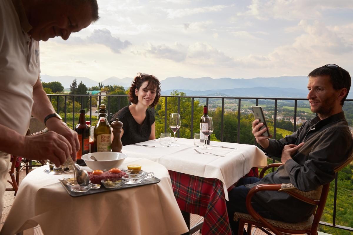 L’aperitivo italiano e panoramico sulle terrazze del Prosecco sul Castello di Conigliano durante la tua vacanza enogastronomica in Veneto