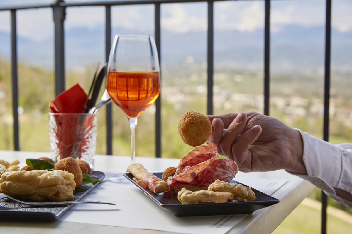 L’aperitivo italiano e panoramico sulle terrazze del Prosecco sul Castello di Conigliano durante la tua vacanza enogastronomica in Veneto