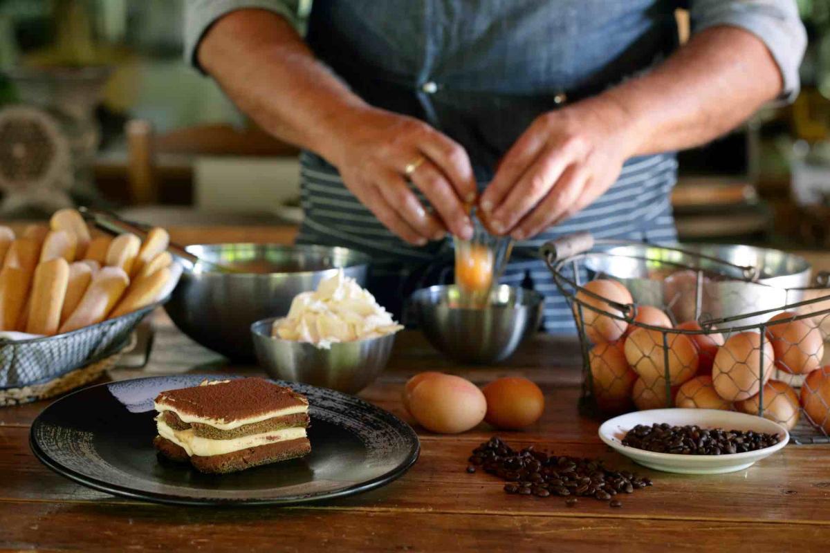 Il dolce italiano per ecellenza è il tiramisù, nato in Treviso. Impara la vera ricetta del tiramisù durante le tue vacanze in Veneto sulle Colline del Prosecco