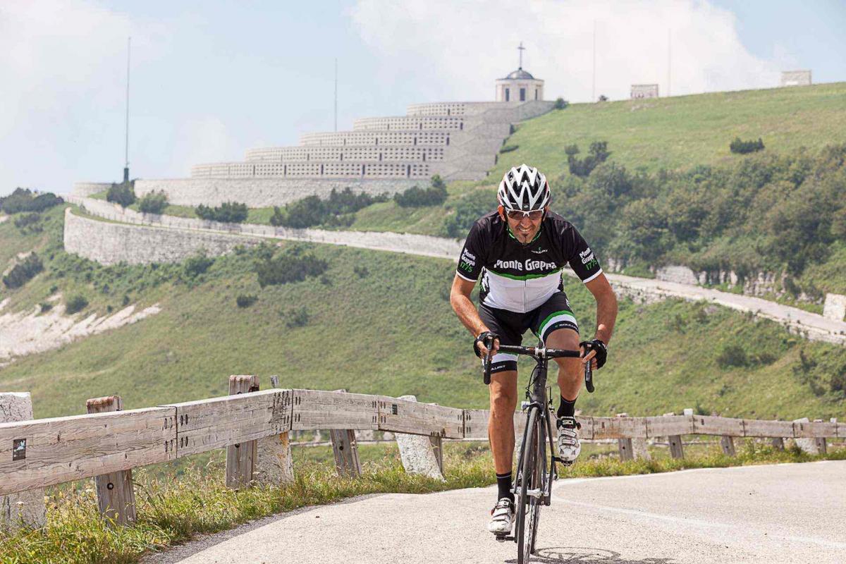 Passione ciclismo alla scoperta dei percorsi del Giro d'Italia in Veneto tra cui il Muro di Ca’ del Poggio, l’ascesa al Monte Grappa e l’anello del Montello