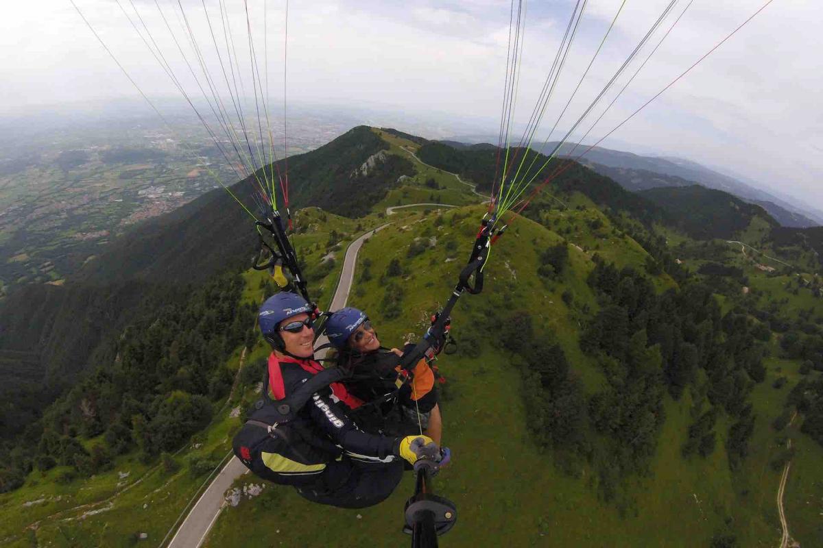 La tua vacanza sulle Colline del Prosecco Superiore dall'alto, prova l'esperienza del parapendio in Veneto sui vignetti e sui borghi più belli d'Italia