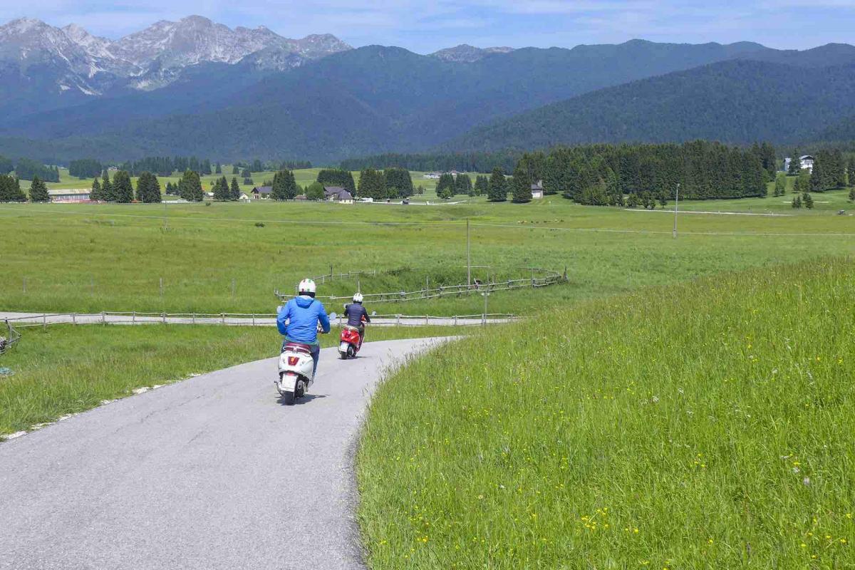 Le Dolomiti bellunesi in sella alla vespa per scoprire le Dolomiti bellunesi in moto durante la tua vacanza attiva in Veneto sulle Colline del Prosecco