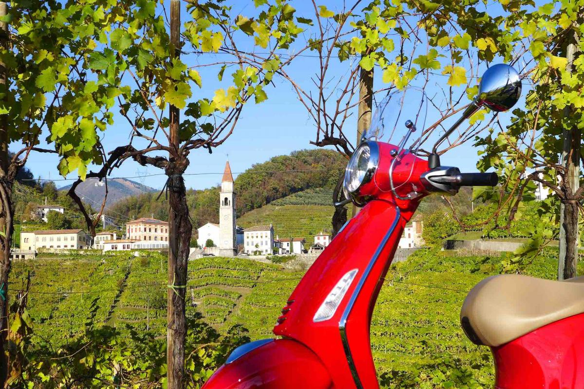 Vacanza in vespa in Veneto, percorre in vespa le Colline del Prosecco Superiore, la più antica Strada del Vino d’Italia e di suoi borghi