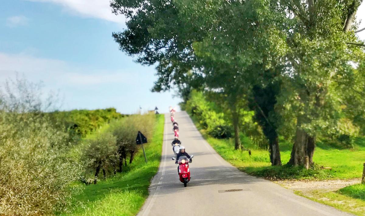 Le Dolomiti bellunesi in sella alla vespa per scoprire le Dolomiti bellunesi in moto durante la tua vacanza attiva in Veneto sulle Colline del Prosecco