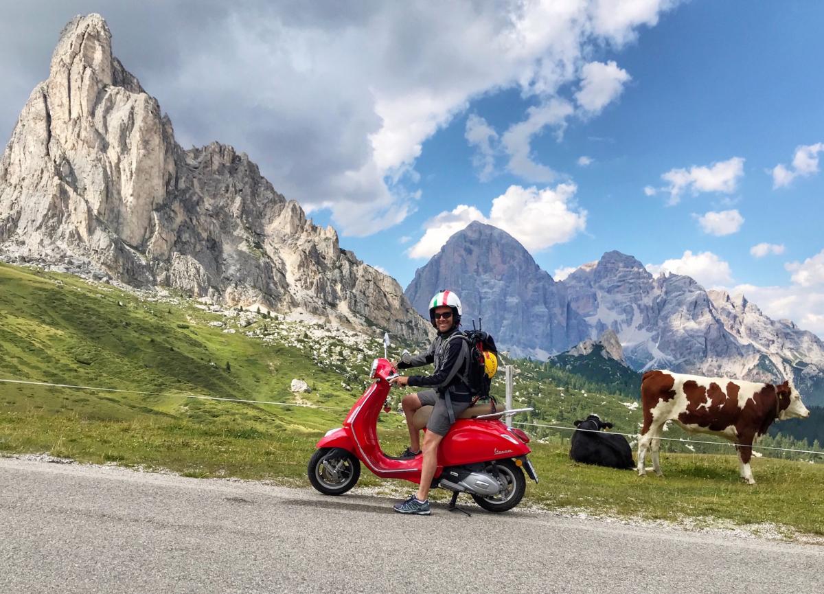 Le Dolomiti bellunesi in sella alla vespa per scoprire le Dolomiti bellunesi in moto durante la tua vacanza attiva in Veneto sulle Colline del Prosecco