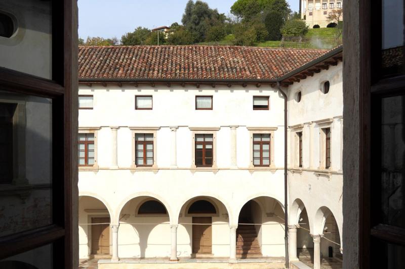 Tra le antiche mura