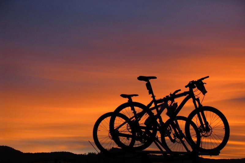 In bici al tramonto