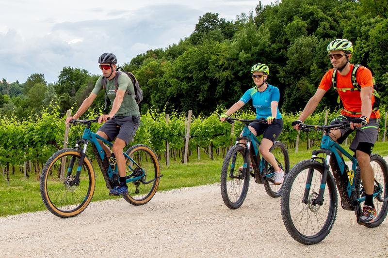 MTB-Ausflug am Ufer des Flusses Piave